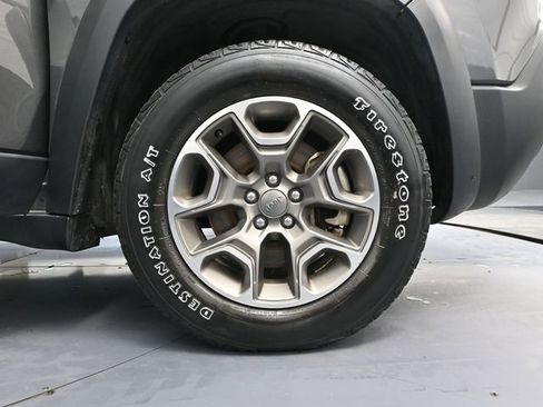 Used 2022 Jeep Cherokee Trailhawk image 15