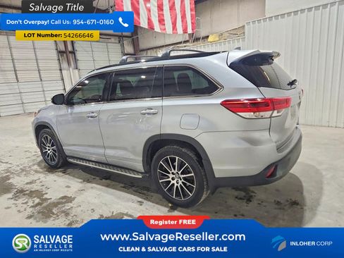 Used 2017 Toyota Highlander SE FWD image 3