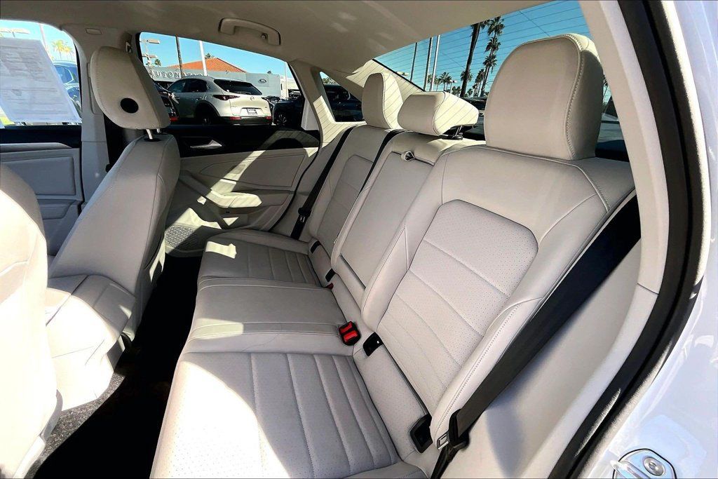 Used 2024 Volkswagen Jetta SE w/ Panoramic Sunroof Package FWD image 15