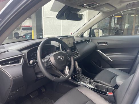 Used 2025 Toyota Corolla Cross XLE w/ Convenience Package image 16
