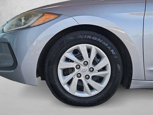 Used 2017 Hyundai Elantra SE FWD image 22