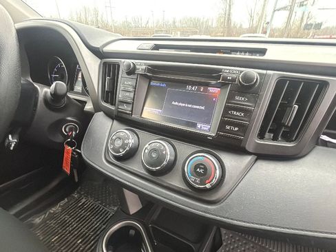 Used 2018 Toyota RAV4 LE image 17