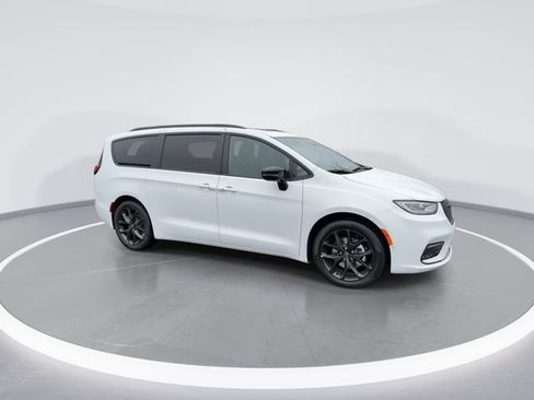 New 2026 Chrysler Pacifica Limited w/ S Appearance Package FWD image 2