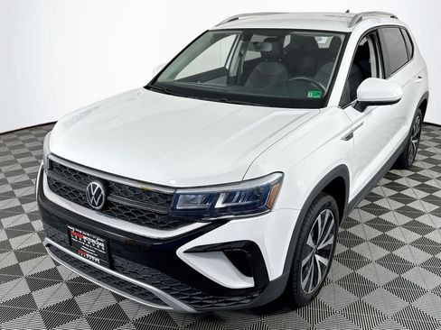 Used 2022 Volkswagen Taos SE FWD image 3