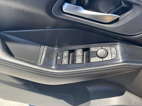 Used 2025 Nissan Rogue SV FWD image 18
