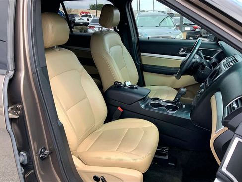 Used 2016 Ford Explorer XLT w/ Equipment Group 202A image 9