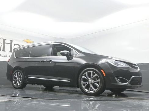 Used 2019 Chrysler Pacifica Limited w/ Advanced Safetytec Group image 2