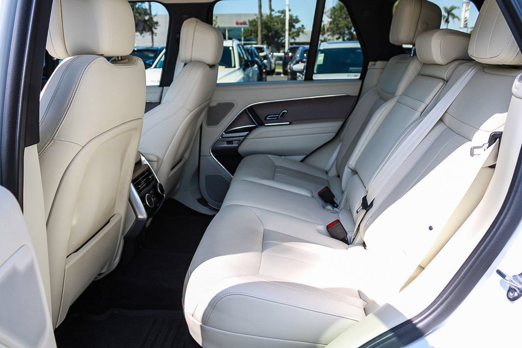 Used 2025 Land Rover Range Rover SE AWD/4WD image 18