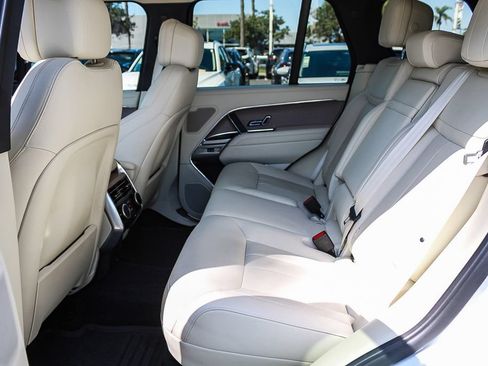 Used 2025 Land Rover Range Rover SE AWD/4WD image 18