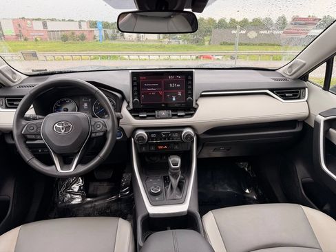 Used 2022 Toyota RAV4 XLE Premium AWD/4WD image 30