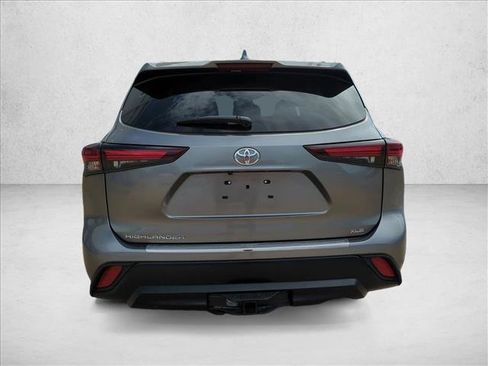 Certified 2025 Toyota Highlander XLE FWD image 6