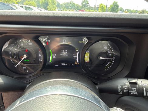 Used 2025 Jeep Wrangler Unlimited Sahara AWD/4WD image 29