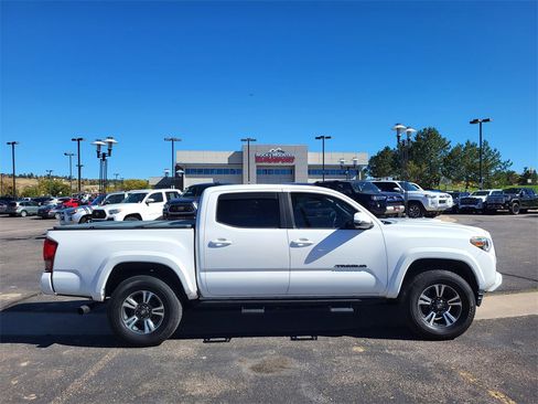 Used 2017 Toyota Tacoma TRD Sport w/ Premium & Technology Package image 4