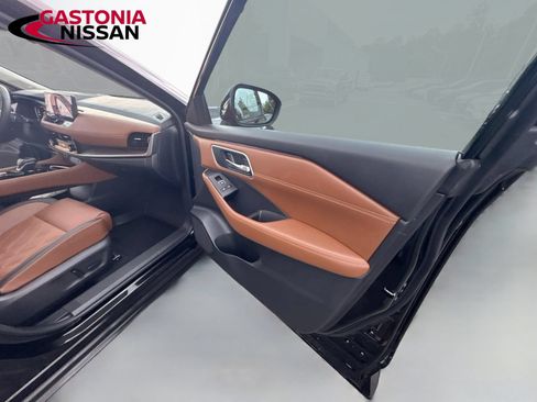 Used 2025 Nissan Rogue Platinum w/ Platinum Premium Package FWD image 40