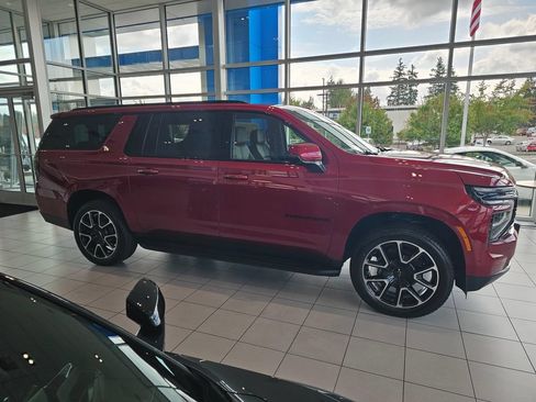 New 2026 Chevrolet Suburban RST w/ RST Capability Package AWD/4WD image 7