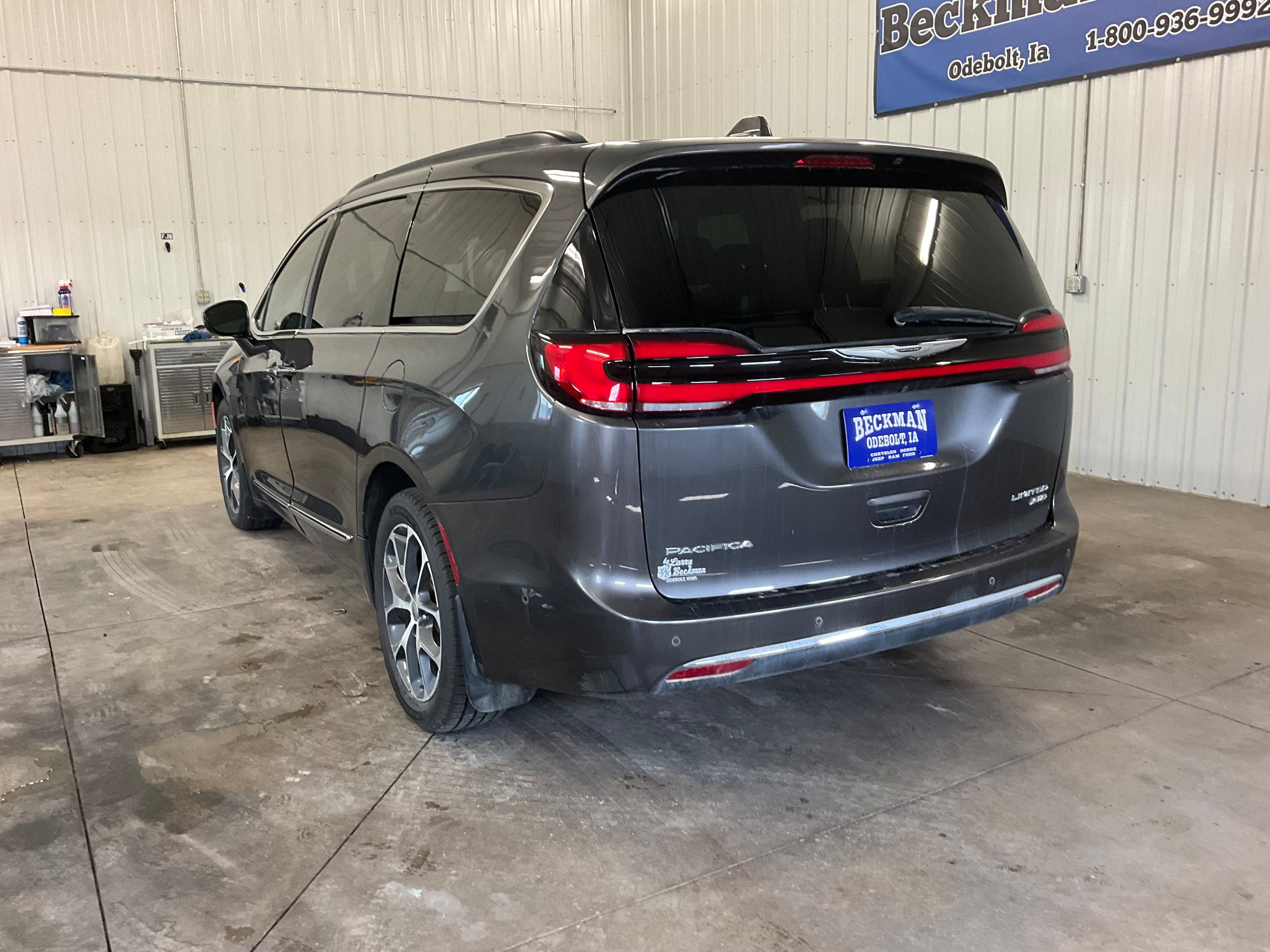 Used 2022 Chrysler Pacifica Limited AWD/4WD image 3
