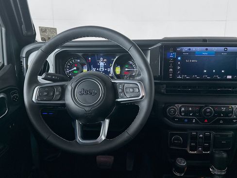 Used 2025 Jeep Wrangler Sahara image 17
