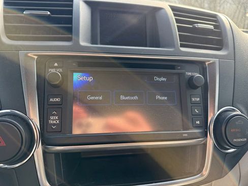 Used 2013 Toyota Highlander Base Plus V6 w/ Cold Weather Pkg image 18