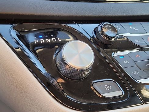 Used 2023 Chrysler Pacifica Touring-L image 24