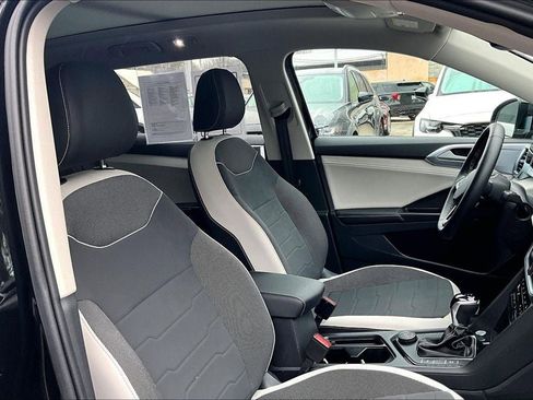 Certified 2025 Volkswagen Taos SE w/ Panoramic Sunroof Package image 6