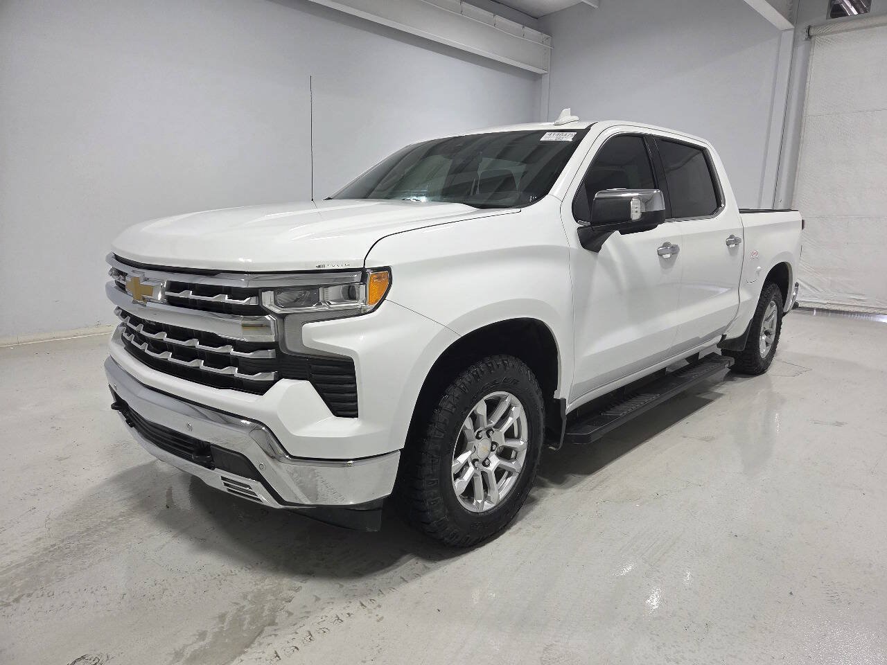 Used 2022 Chevrolet Silverado 1500 LTZ w/ Z71 Off-Road Package AWD/4WD image 5