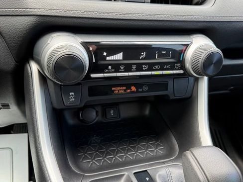 Used 2022 Toyota RAV4 LE image 21