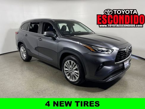 Used 2023 Toyota Highlander Platinum FWD image 1