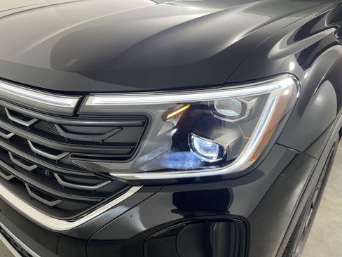 Certified 2025 Volkswagen Atlas Cross Sport SE image 25