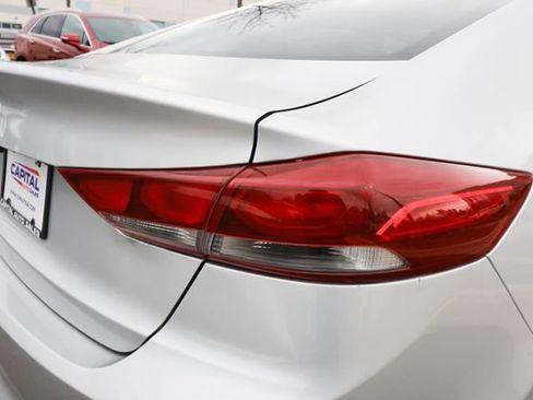 Used 2017 Hyundai Elantra SE image 20
