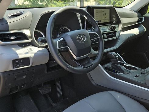 Used 2024 Toyota Highlander XLE FWD image 32