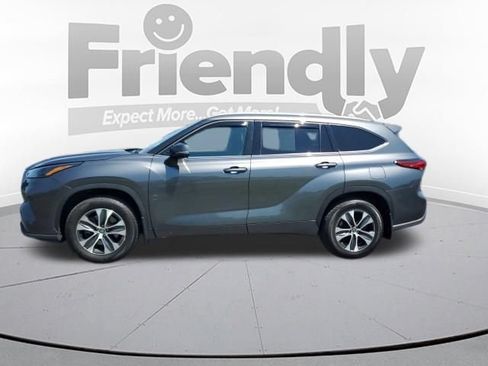 Used 2022 Toyota Highlander XLE AWD/4WD image 2