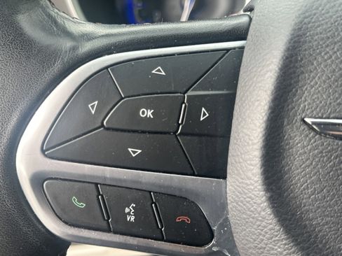 Used 2020 Chrysler Pacifica Touring-L FWD image 22