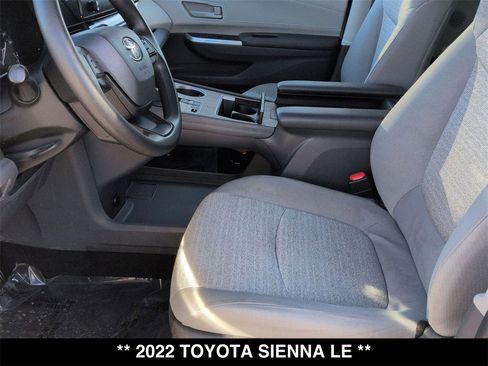 Used 2022 Toyota Sienna LE image 2