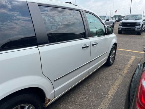 Used 2010 Chrysler Town & Country Limited w/ Entertainment Group #3 FWD image 17
