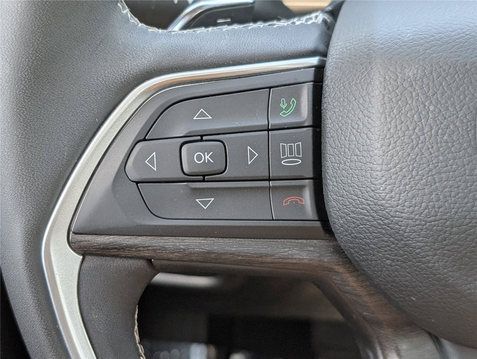 Used 2023 Jeep Grand Cherokee L Limited AWD/4WD image 25