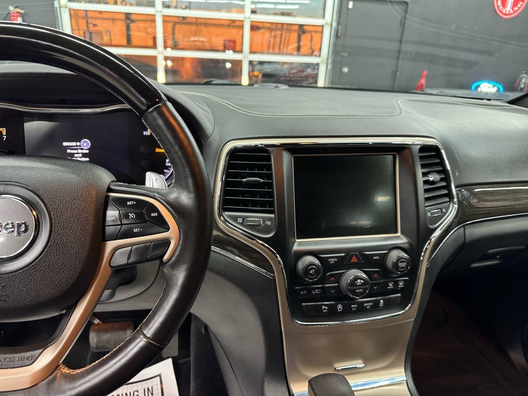 Used 2017 Jeep Grand Cherokee Overland AWD/4WD image 25