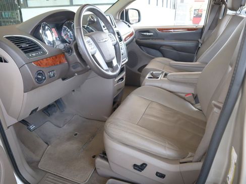 Used 2016 Chrysler Town & Country Touring-L w/ Driver Convenience Group FWD image 41