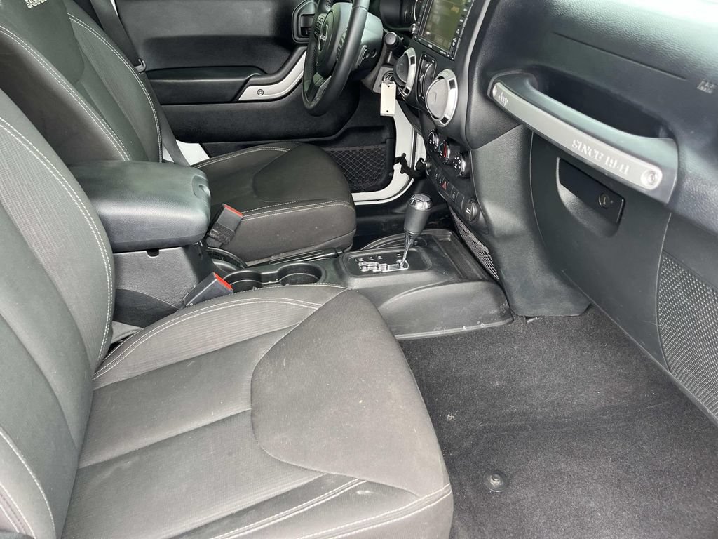 Used 2016 Jeep Wrangler Unlimited Sahara w/ Connectivity Group AWD/4WD image 24