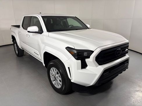 Used 2025 Toyota Tacoma SR5 AWD/4WD image 2