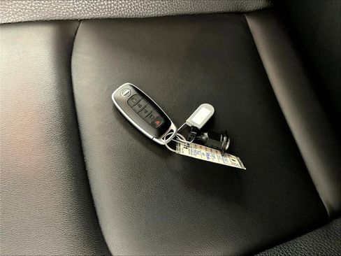 Used 2025 Nissan Pathfinder SL AWD/4WD image 32