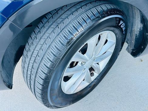 Used 2017 Kia Sorento LX image 25