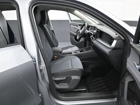 New 2026 Volkswagen Tiguan SE FWD image 14