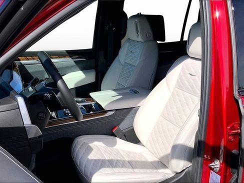 Used 2025 Cadillac Escalade ESV Sport Platinum image 17