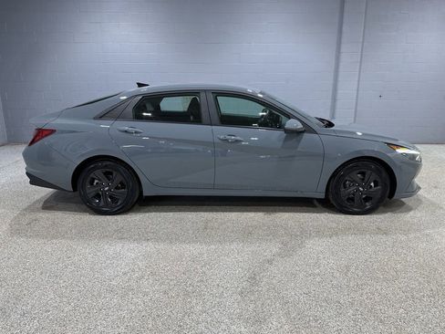 Used 2021 Hyundai Elantra SEL image 3