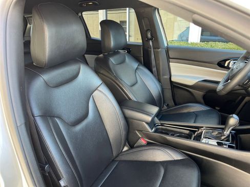 Used 2025 Jeep Compass Limited image 37