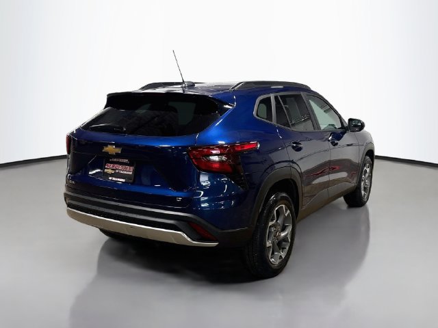 Used 2024 Chevrolet Trax LT w/ Sunroof Package FWD image 7