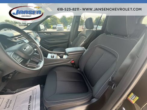 Used 2025 Jeep Grand Cherokee Laredo AWD/4WD image 18