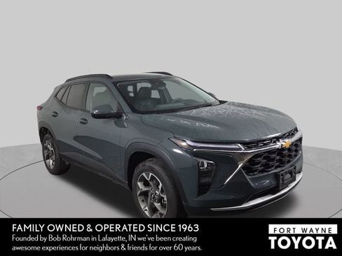 Used 2025 Chevrolet Trax LT FWD image 4