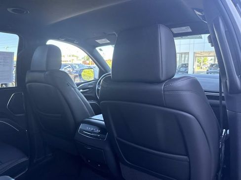 Certified 2024 Cadillac Escalade Luxury AWD/4WD image 52