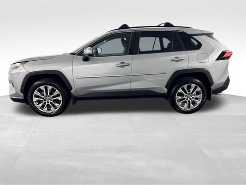 Used 2022 Toyota RAV4 XLE Premium FWD image 5